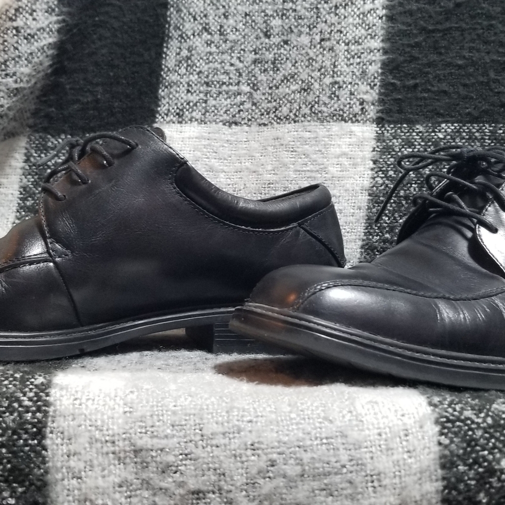 Black mens shoes, size 8M